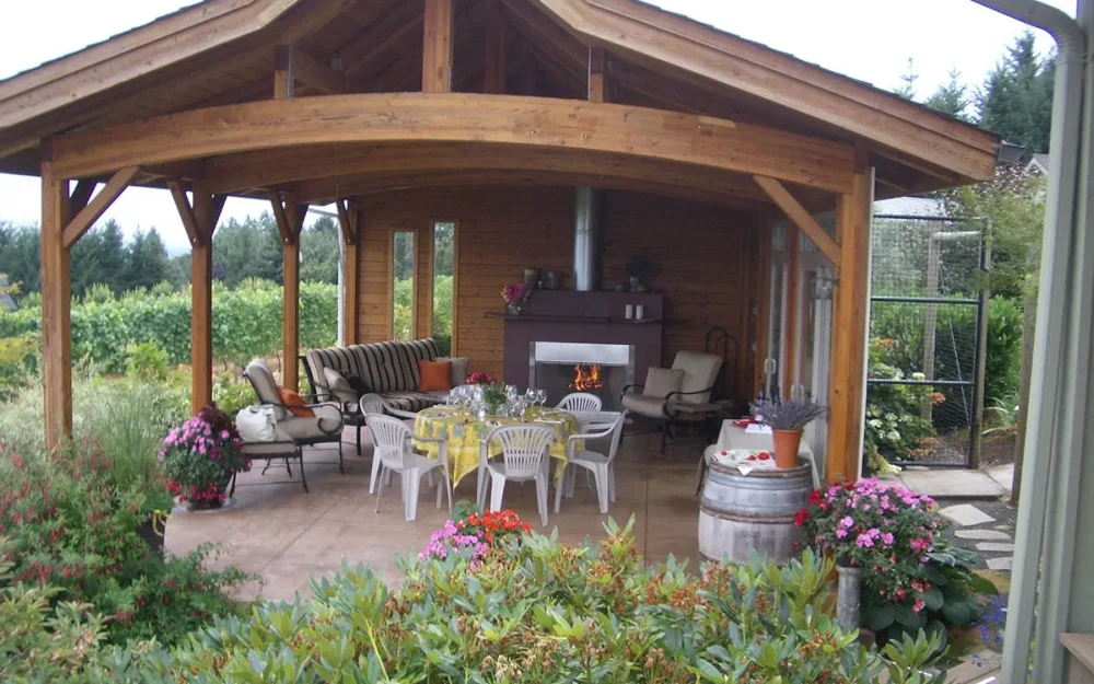 Intimate outdoor pavillion wine tasting experience at Bravuro Cellars