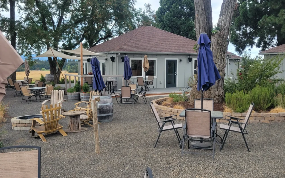 Outdoor tasting at VinTyr Wine